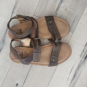 Womens Khombu sandals size 9M
